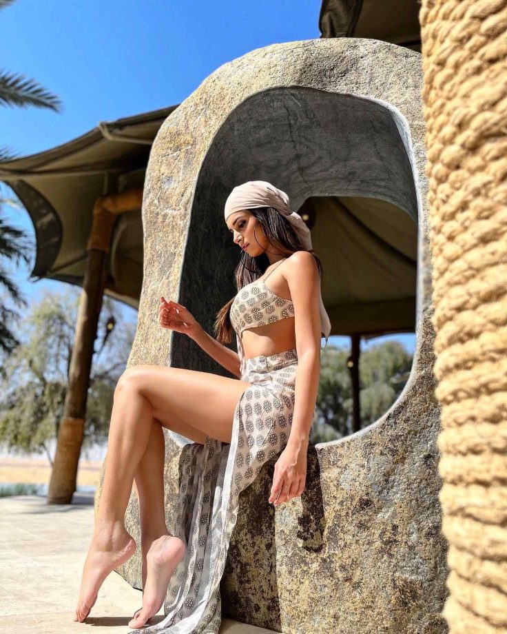 Ananya Panday to Kareena Kapoor Khan: Bollywood Actresses Bring Back the Bandana Trend in Style 1