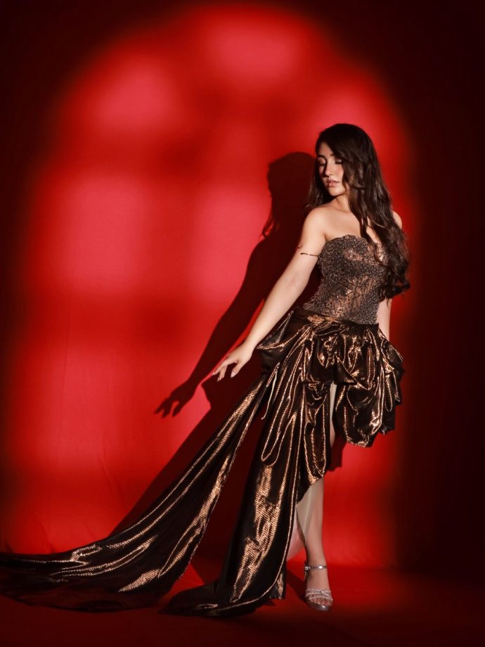 Ashnoor Kaur Dazzles in a Gold Corset Gown, Serving Old-Hollywood Glamour 1