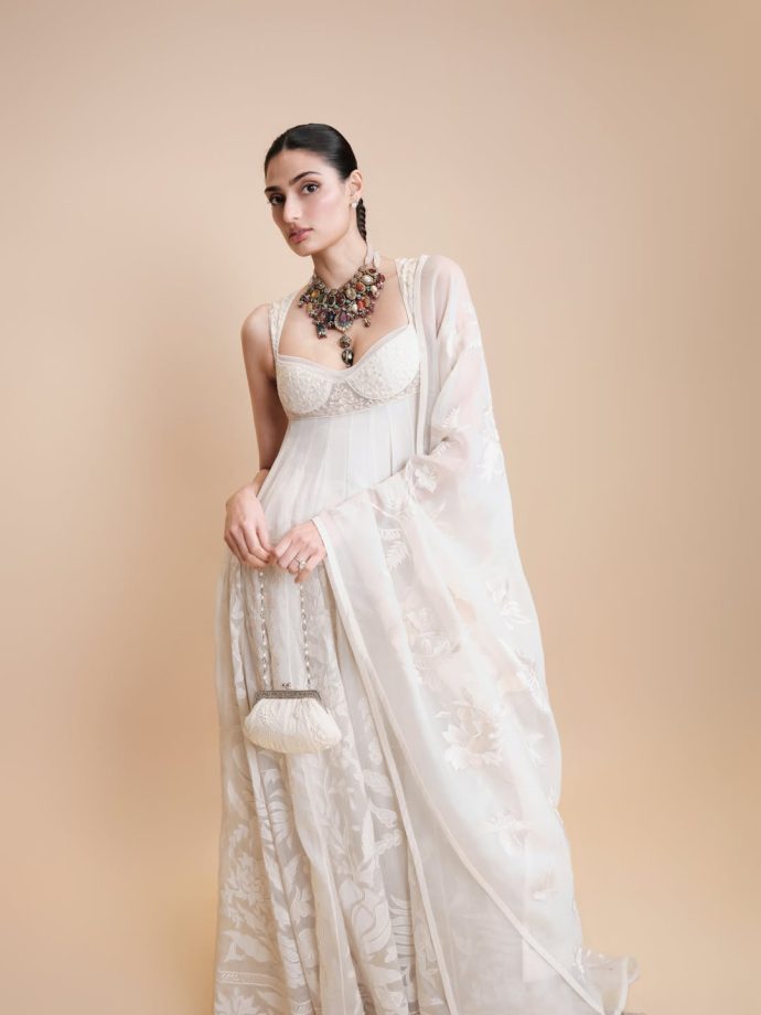 Athiya Shetty Gives White Ethnicwear New Life 1