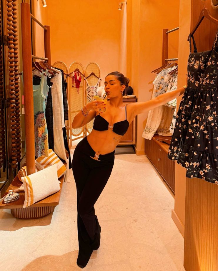 Avneet Kaur Makes Black Bikini Glam Look Effortless 1