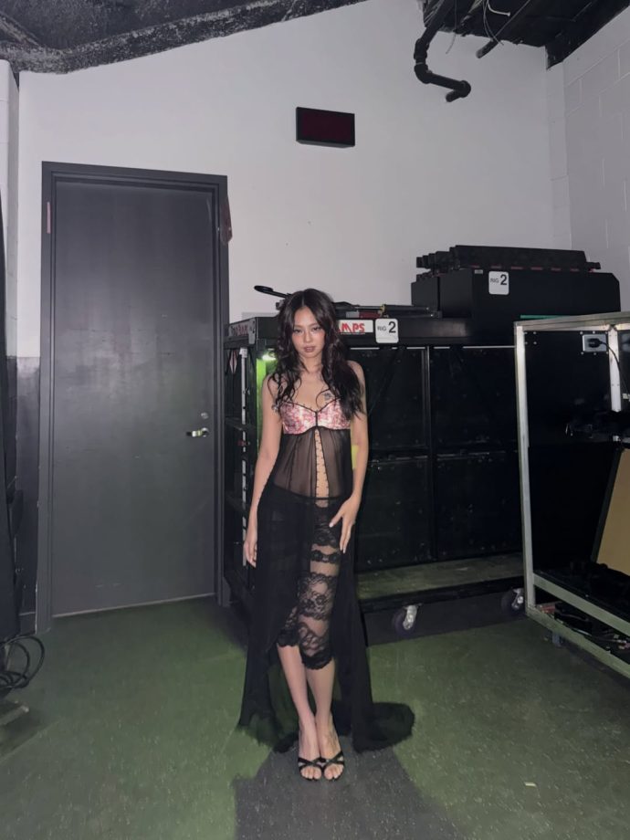 BLACKPINK Jennie Makes Lace Look Luxe 1