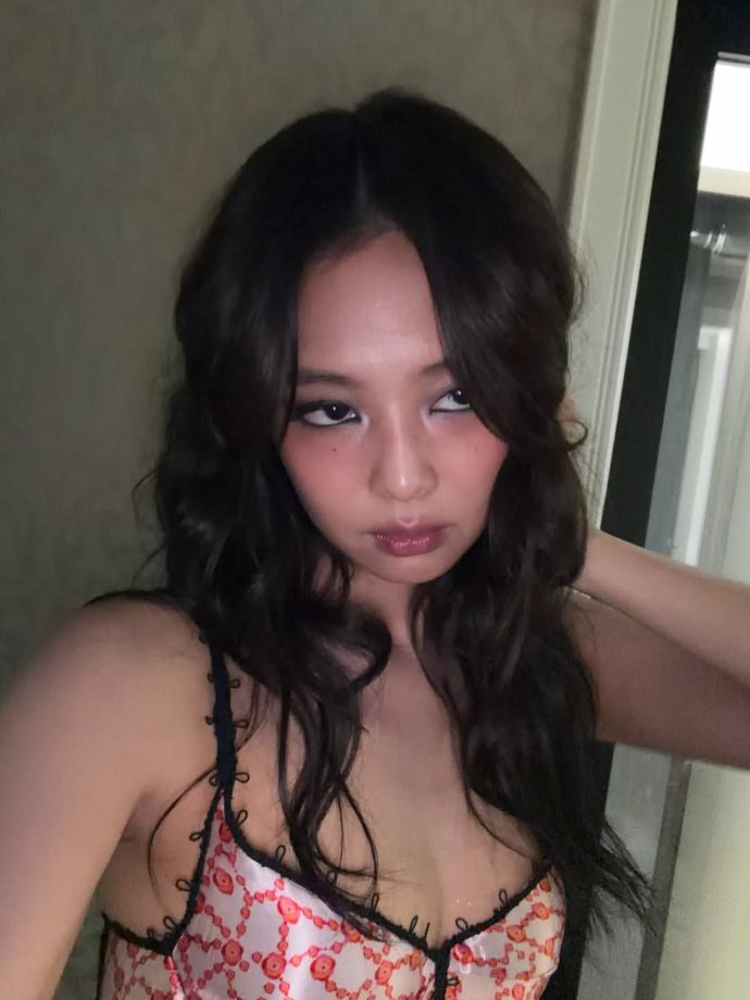BLACKPINK Jennie Makes Lace Look Luxe 1