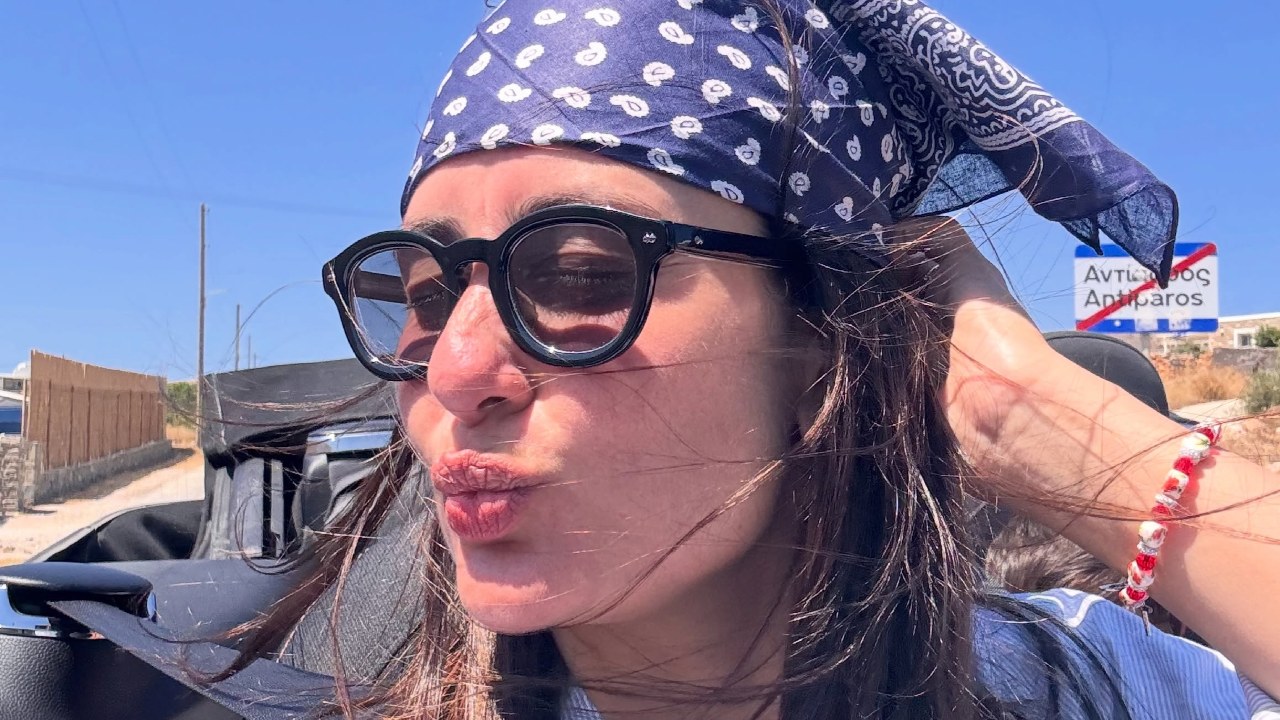 Kareena Kapoor Khan Can’t Get Enough of This Black-and-White Bandana, and We’re Taking Notes 1