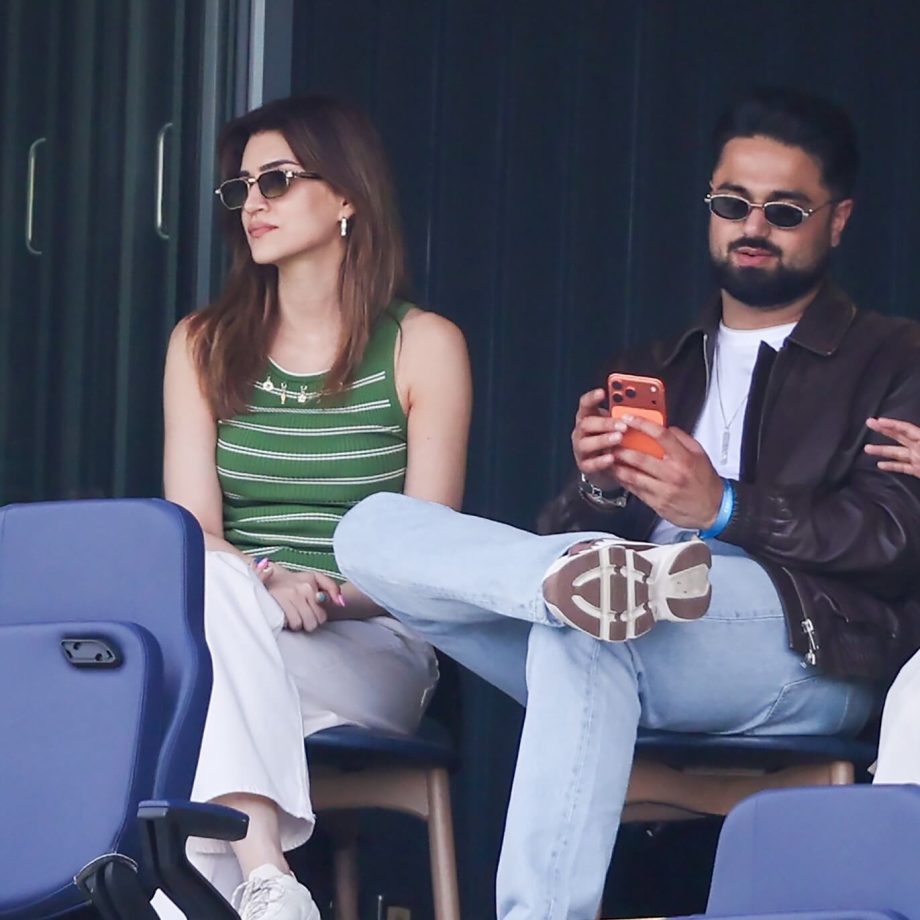 Kriti Sanon Enjoys India vs England ODI With Kabir Bahia, MS Dhoni, and Sakshi; Shares Adorable Selfie 1