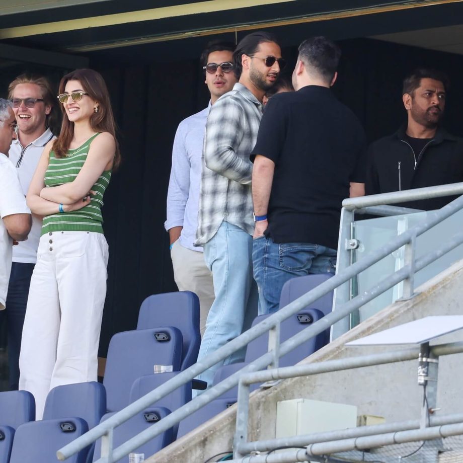 Kriti Sanon Enjoys India vs England ODI With Kabir Bahia, MS Dhoni, and Sakshi; Shares Adorable Selfie 1