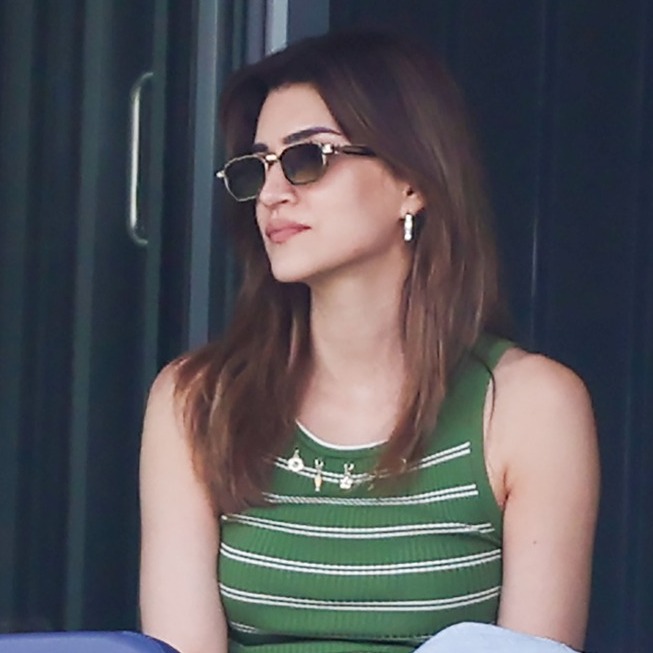 Kriti Sanon Enjoys India vs England ODI With Kabir Bahia, MS Dhoni, and Sakshi; Shares Adorable Selfie 1