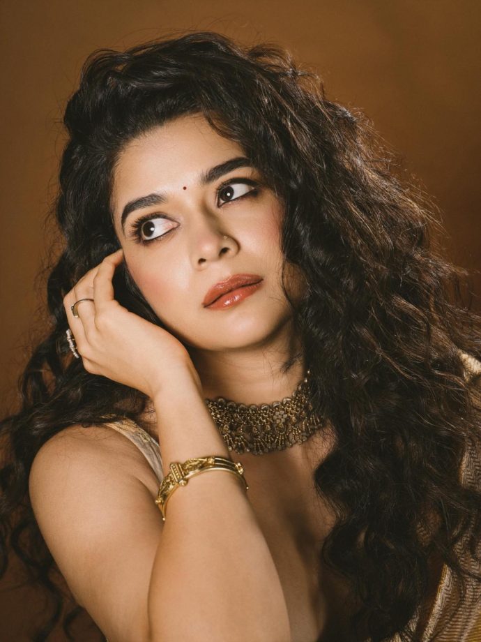 Mithila Palkar Keeps It Graceful in a Champagne Gold Saree 1