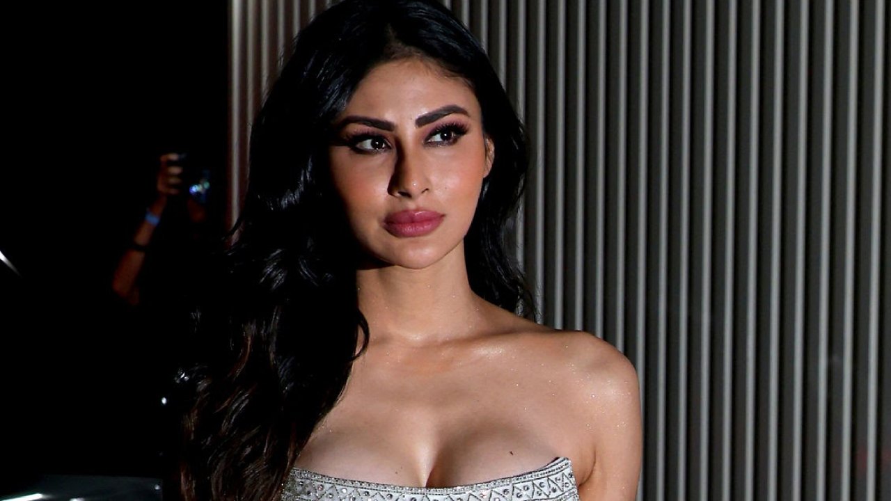 Mouni Roy Gets Angry, Asks Paparazzi To Stop Filming Her—Here's What Happened 1