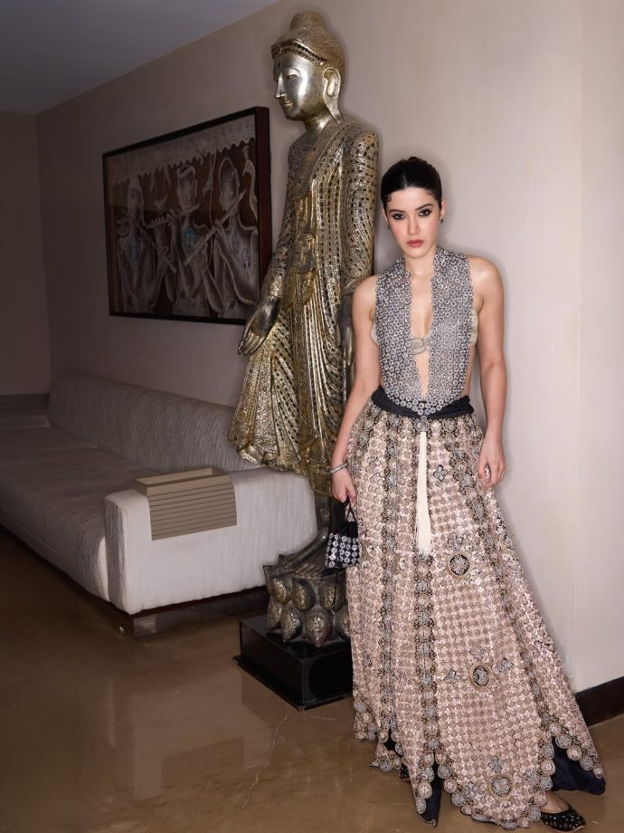 Priyanka Chopra to Janhvi Kapoor: Bollywood Divas Who Delivered the Most Breathtaking Looks This Week 1