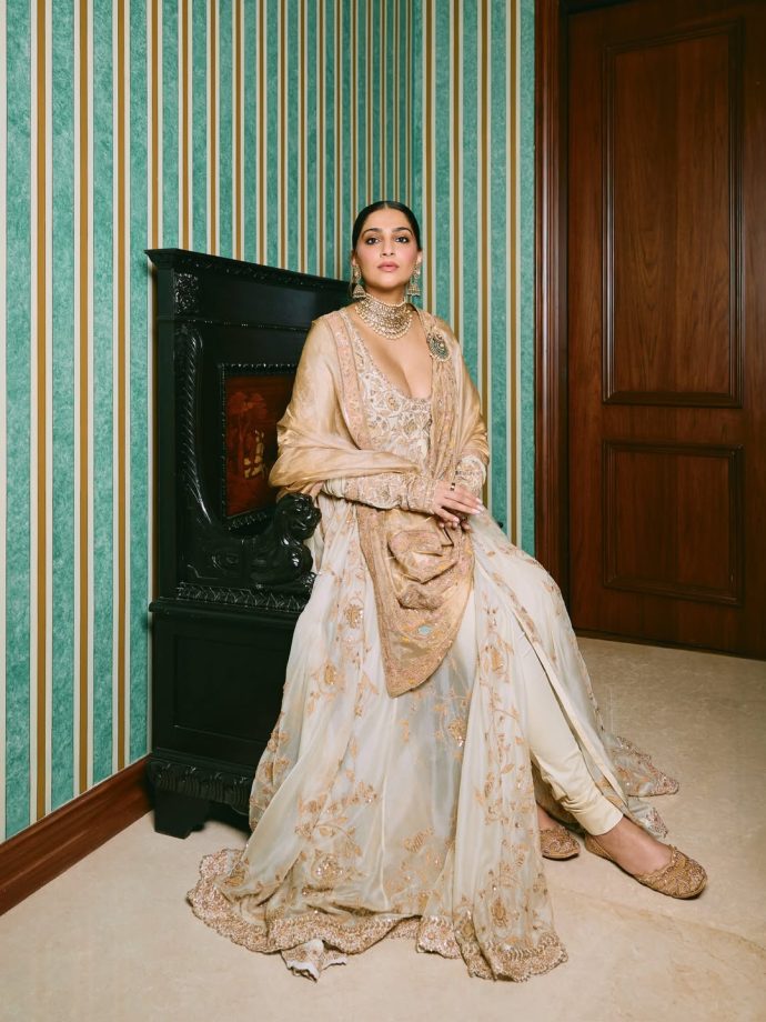 Priyanka Chopra to Janhvi Kapoor: Bollywood Divas Who Delivered the Most Breathtaking Looks This Week 1