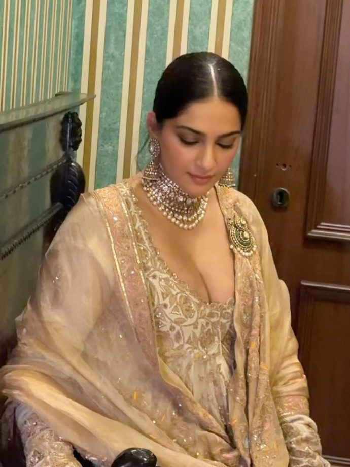 Priyanka Chopra to Janhvi Kapoor: Bollywood Divas Who Delivered the Most Breathtaking Looks This Week 1