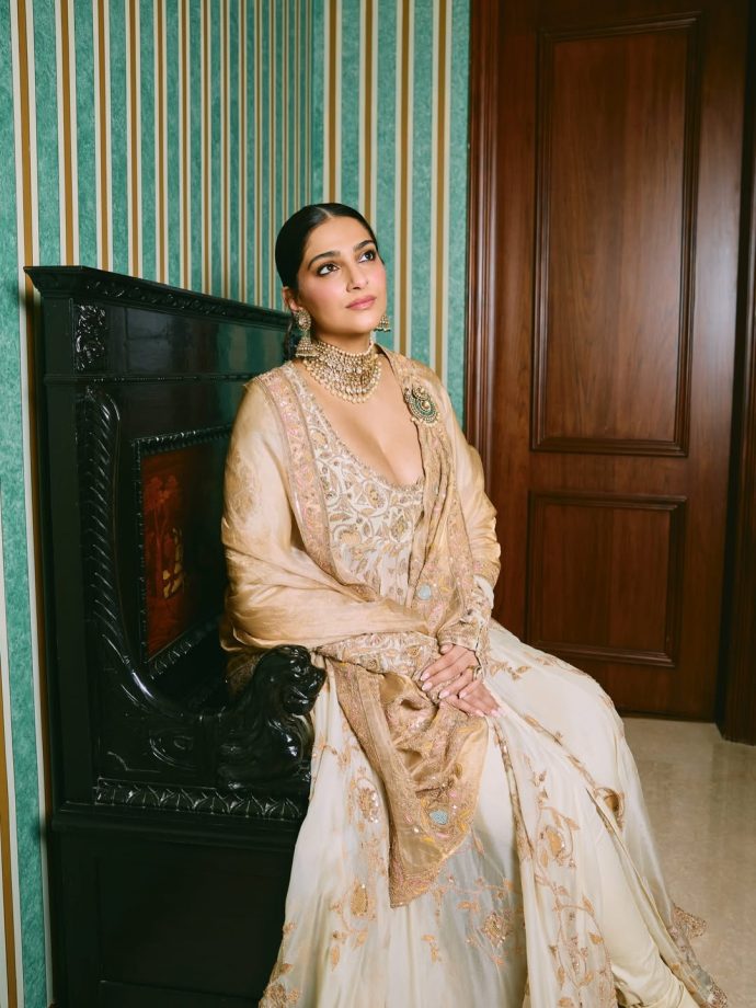 Priyanka Chopra to Janhvi Kapoor: Bollywood Divas Who Delivered the Most Breathtaking Looks This Week 1