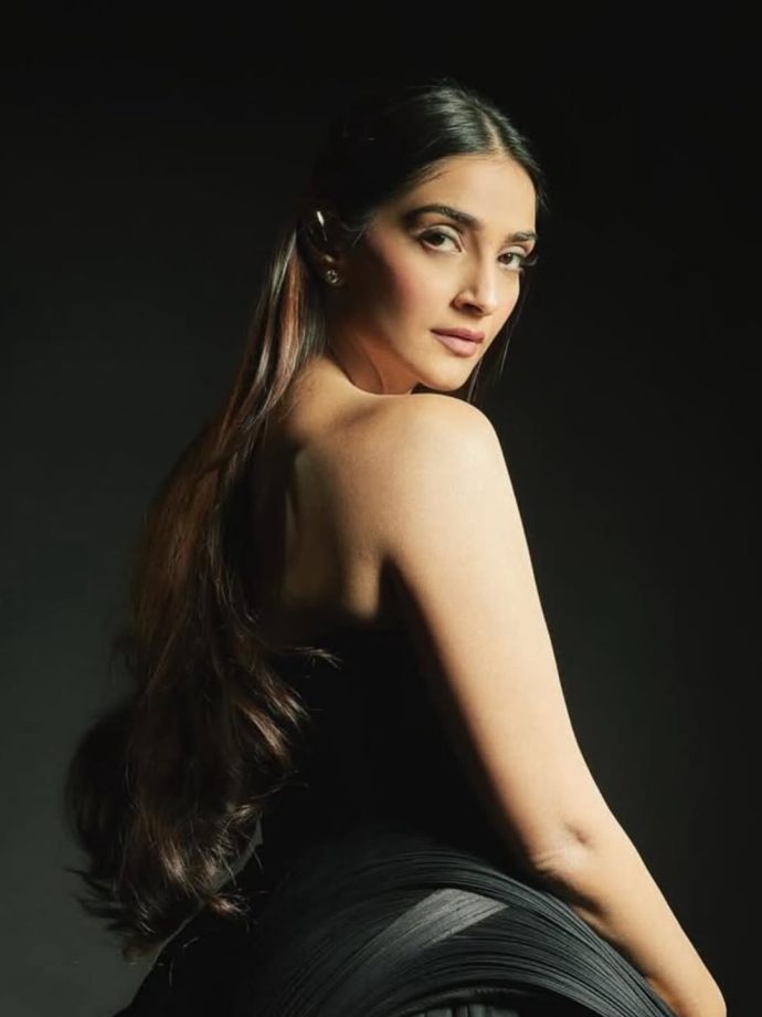 Sonam Kapoor Serves Metallic Couture Magic 1