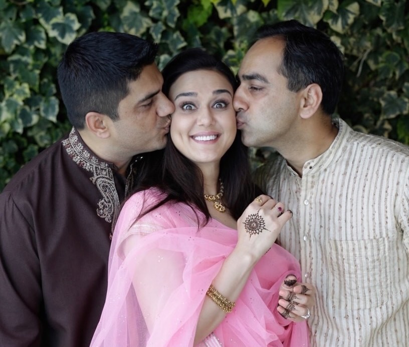 Akshay Kumar, Kangana Ranaut, Mahesh Babu To Vivek Oberoi: Peek Into Celebrities' Raksha Bandhan Celebration 1