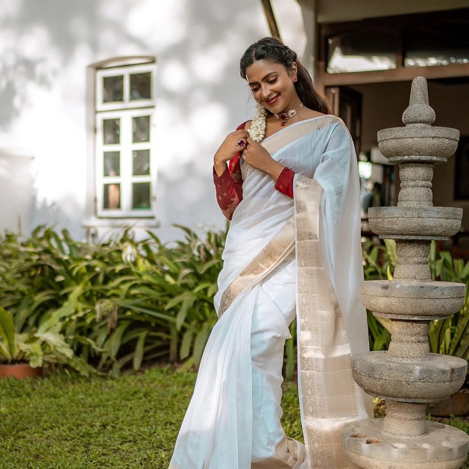 Anna Ben, Amala Paul, Shruti Haasan, Sobhita Dhulipala Serve 4 Stunning Kasavu White Saree Looks 1