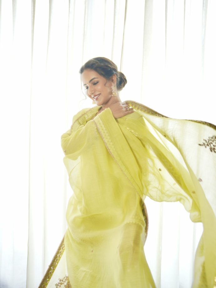 Jasmin Bhasin’s Light Green Kurta Set Is a Dreamy Festive Fashion Pick 1