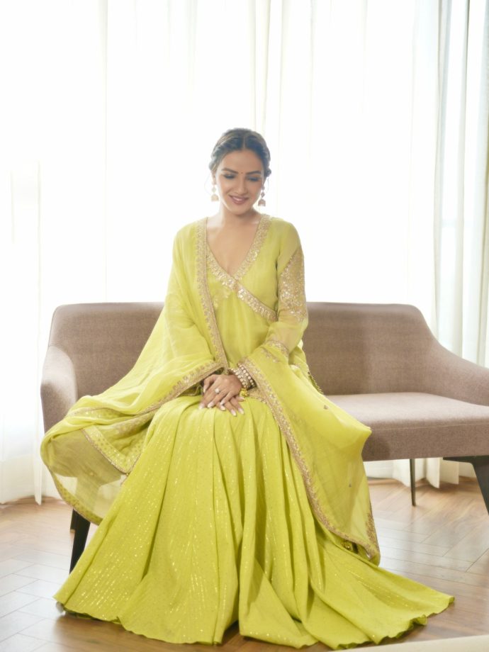 Jasmin Bhasin’s Light Green Kurta Set Is a Dreamy Festive Fashion Pick 1