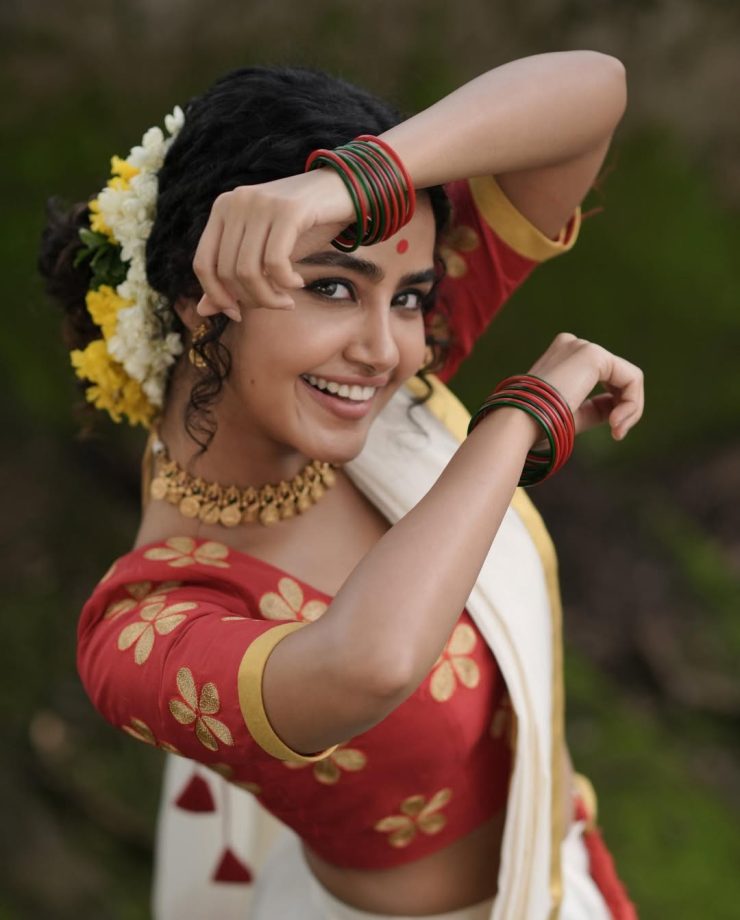 Kasavu Half Saree Fashion: Amala Paul, Anupama Parameswaran, Keerthy Suresh Serve Onam Style Goals 1