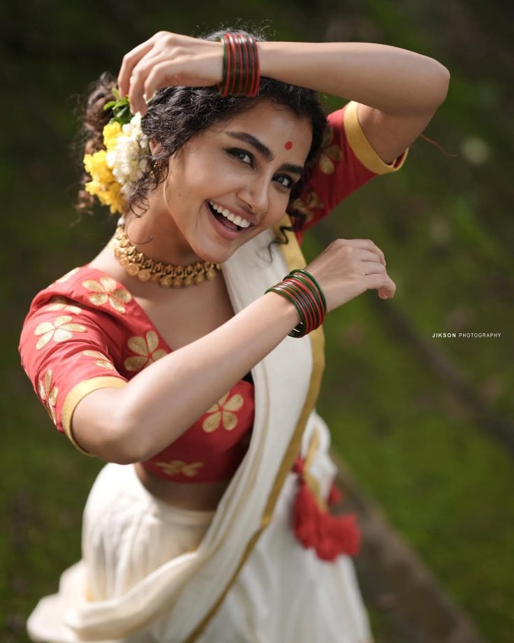 Kasavu Half Saree Fashion: Amala Paul, Anupama Parameswaran, Keerthy Suresh Serve Onam Style Goals 1