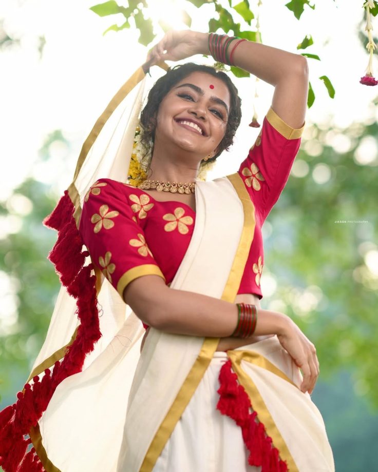 Kasavu Half Saree Fashion: Amala Paul, Anupama Parameswaran, Keerthy Suresh Serve Onam Style Goals 1