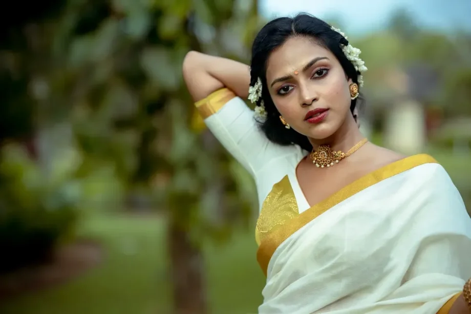 Kasavu Half Saree Fashion: Amala Paul, Anupama Parameswaran, Keerthy Suresh Serve Onam Style Goals 1