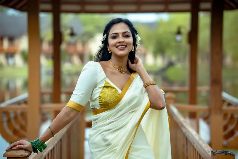 Kasavu Half Saree Fashion: Amala Paul, Anupama Parameswaran, Keerthy Suresh Serve Onam Style Goals 1