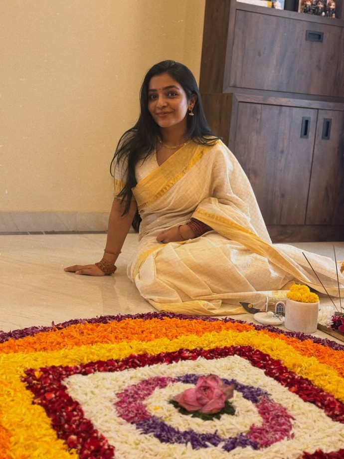 Kasavu Saree Onam Looks 2026: Raashii Khanna, Rajisha Vijayan and Anarkali Nazar 1