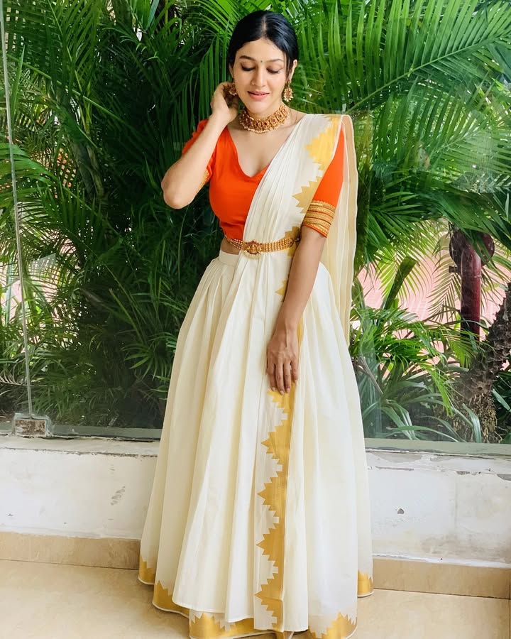 Mollywood Actress Anarkali Nazar Kasavu Lehenga Half Saree Look for Onam 2026 1