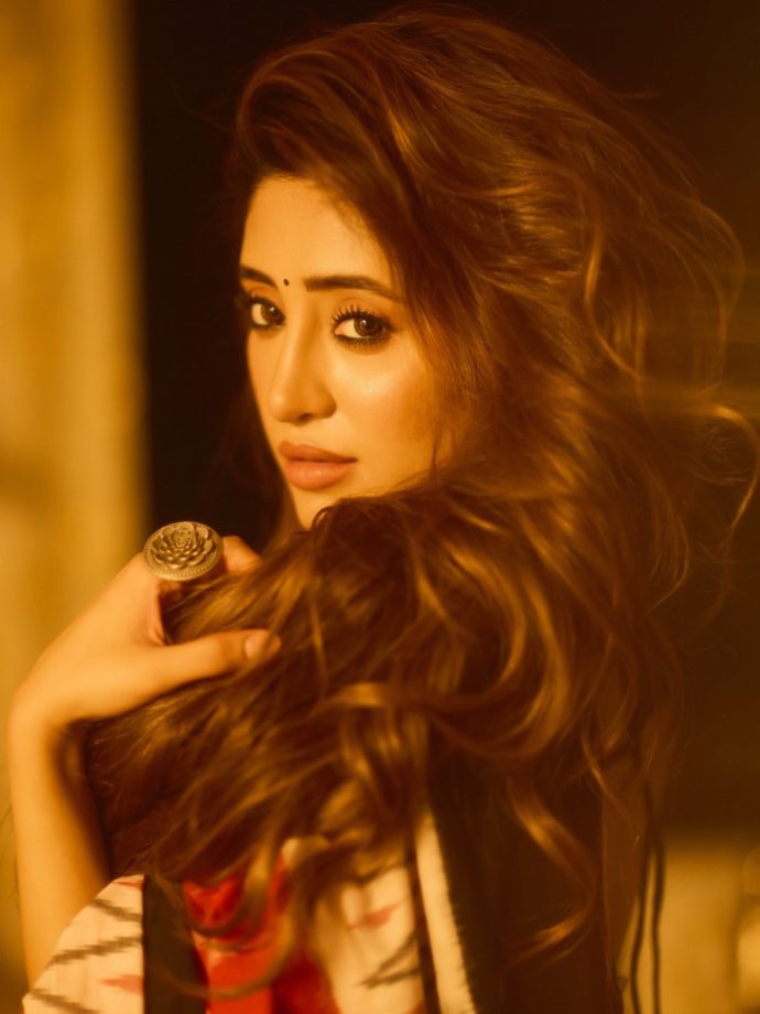Shivangi Joshi’s Saree Look Brings Effortless Elegance With a Satrangi Twist 1