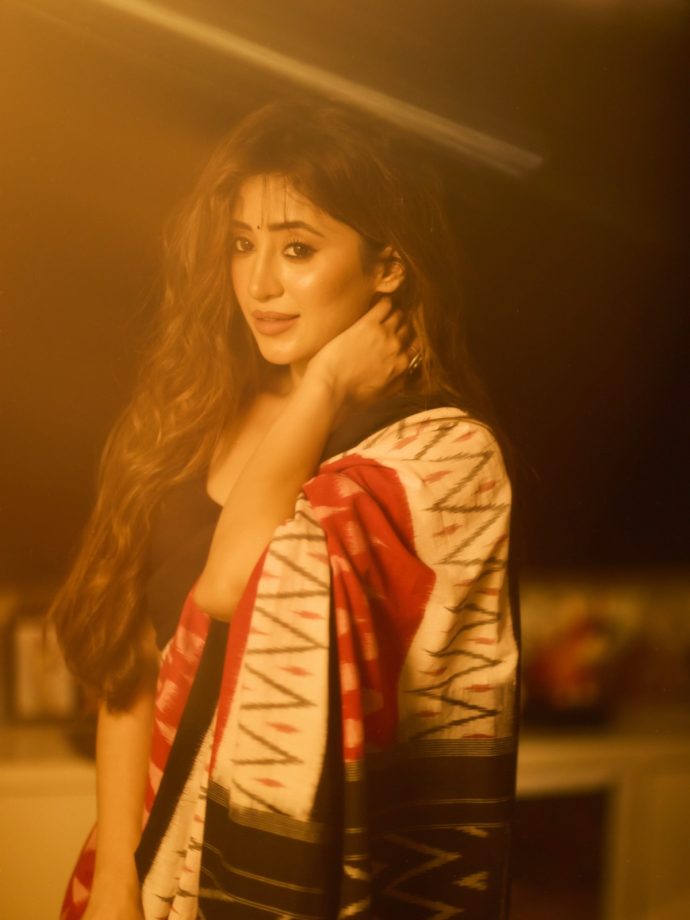 Shivangi Joshi’s Saree Look Brings Effortless Elegance With a Satrangi Twist 1