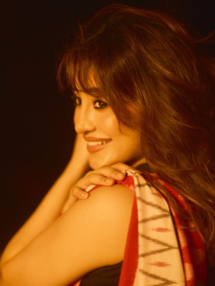 Shivangi Joshi’s Saree Look Brings Effortless Elegance With a Satrangi Twist 1