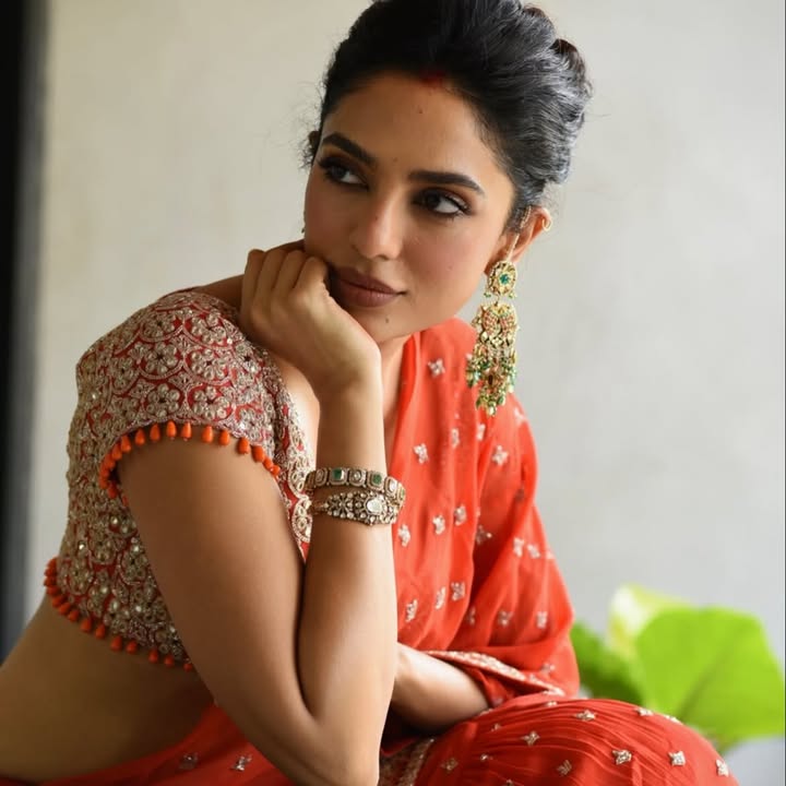 Sobhita Dhulipala In Rs 2.15 Lakh Arpita Mehta Sindoori Rose Gold Tiered Sari Set 1