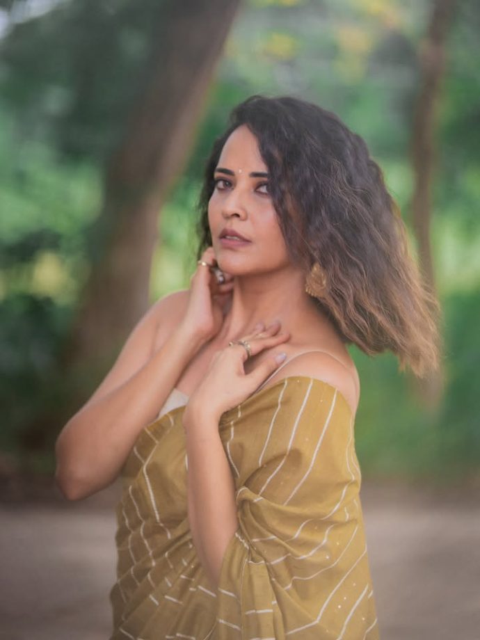 Anasuya Bharadwaj Golden Saree Look Is A Perfect Blend Of Grace 1