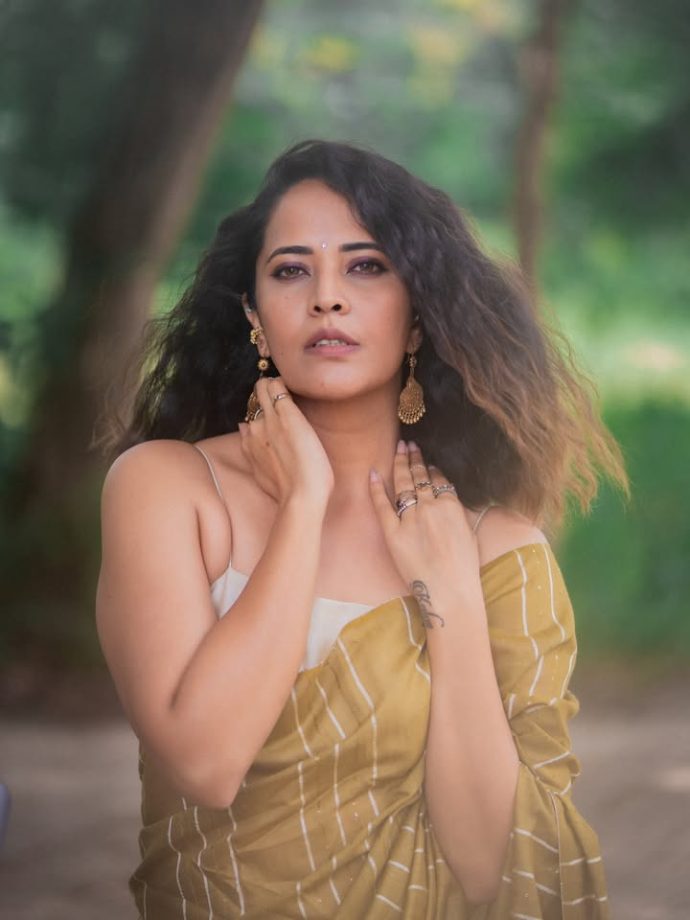 Anasuya Bharadwaj Golden Saree Look Is A Perfect Blend Of Grace 1