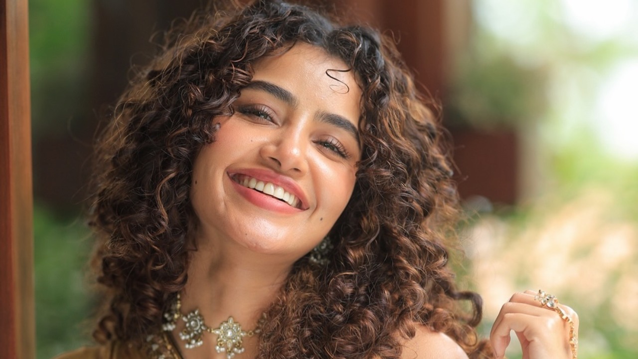 Anupama Parameswaran Golden Lehenga Set: Stunning Festive Look 1