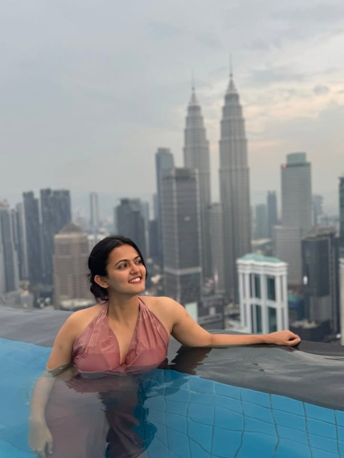 Aparna Das’s Peach Halter-Neck Look With New York City Skyline 1