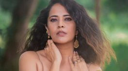 Anasuya Bharadwaj Golden Saree Look Is A Perfect Blend Of Grace