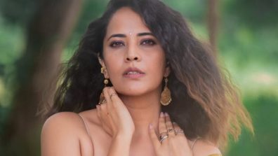 Anasuya Bharadwaj Golden Saree Look Is A Perfect Blend Of Grace