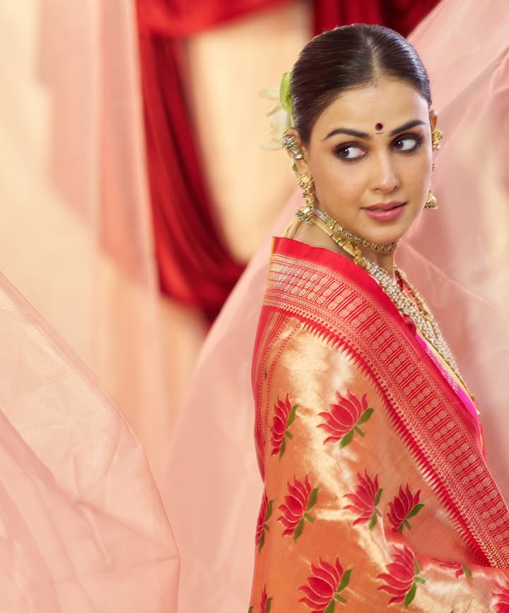 Genelia Deshmukh Paithani Saree: Navrang Festive Elegance 1