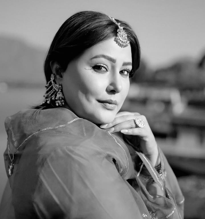 Hina Khan Serves Effortless Ethnic Glam In Classic Kurta Set And Mang Tikka 1