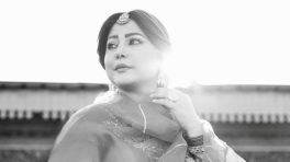 Hina Khan Serves Effortless Ethnic Glam In Classic Kurta Set And Mang Tikka