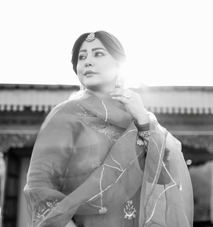 Hina Khan Serves Effortless Ethnic Glam In Classic Kurta Set And Mang Tikka 1