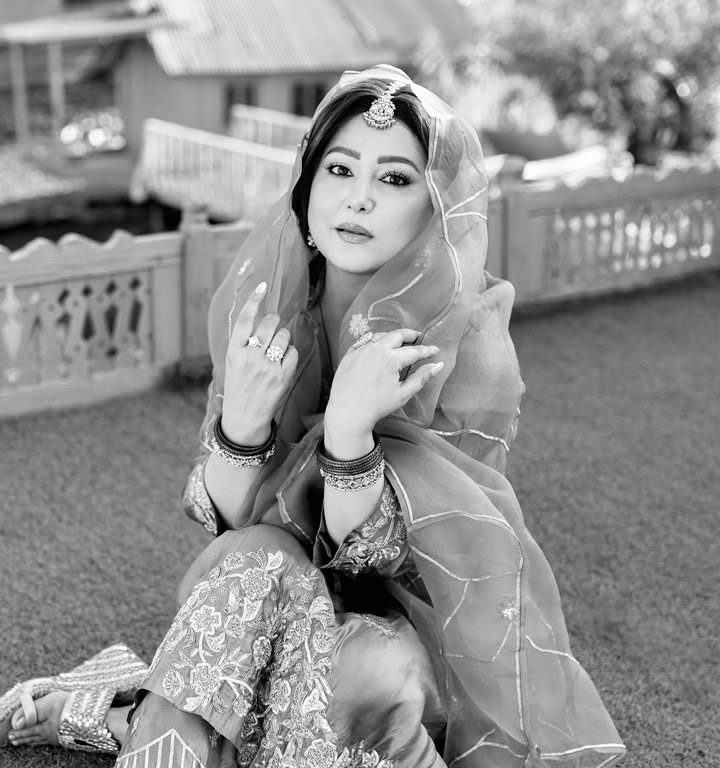 Hina Khan Serves Effortless Ethnic Glam In Classic Kurta Set And Mang Tikka 1