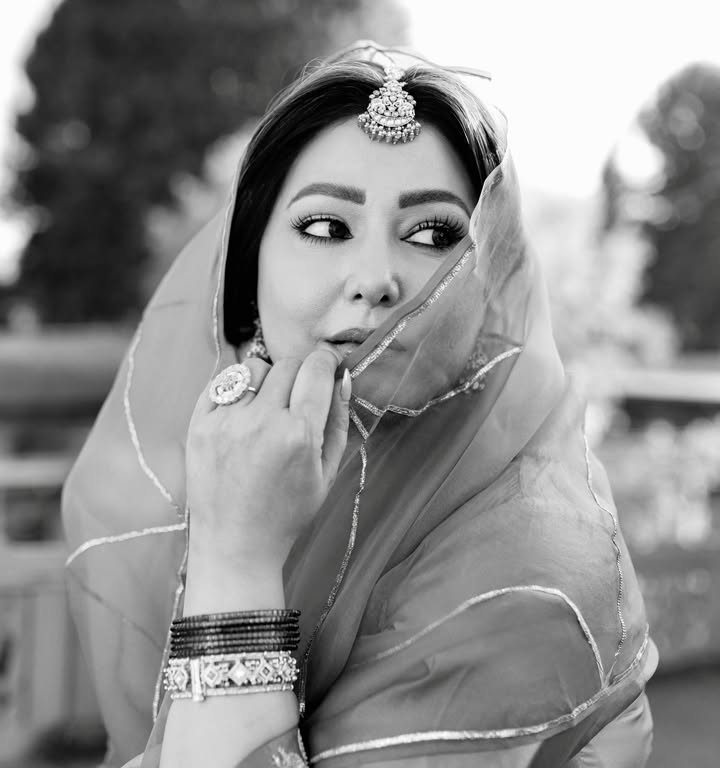 Hina Khan Serves Effortless Ethnic Glam In Classic Kurta Set And Mang Tikka 1