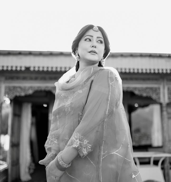 Hina Khan Serves Effortless Ethnic Glam In Classic Kurta Set And Mang Tikka 1