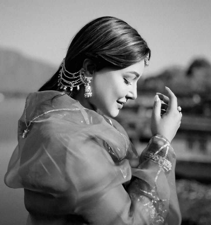 Hina Khan Serves Effortless Ethnic Glam In Classic Kurta Set And Mang Tikka 1