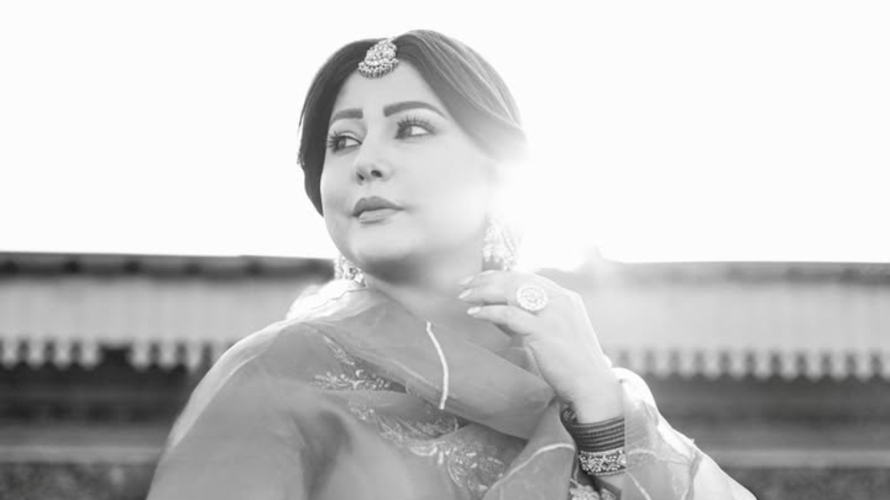 Hina Khan Serves Effortless Ethnic Glam In Classic Kurta Set And Mang Tikka 1