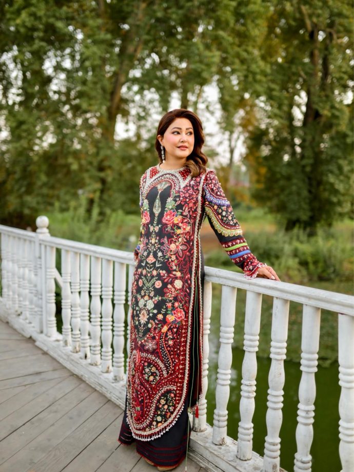 Hina Khan’s Luxury Velvet Kurta Set By Huda Waqas 1