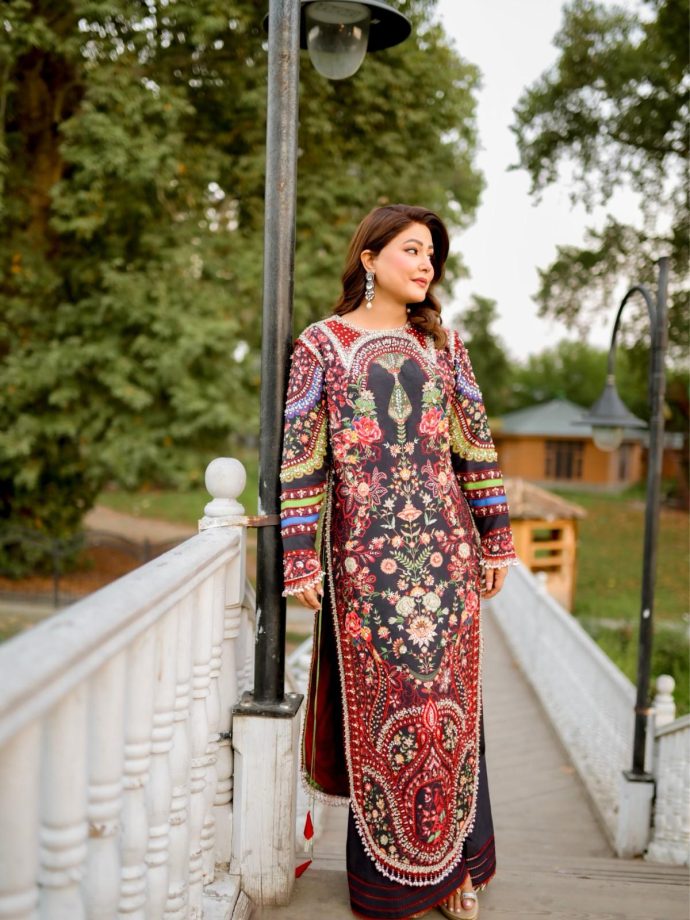 Hina Khan’s Luxury Velvet Kurta Set By Huda Waqas 1