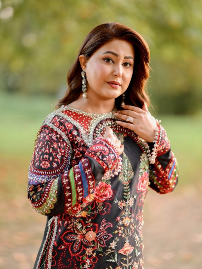 Hina Khan’s Luxury Velvet Kurta Set By Huda Waqas 1